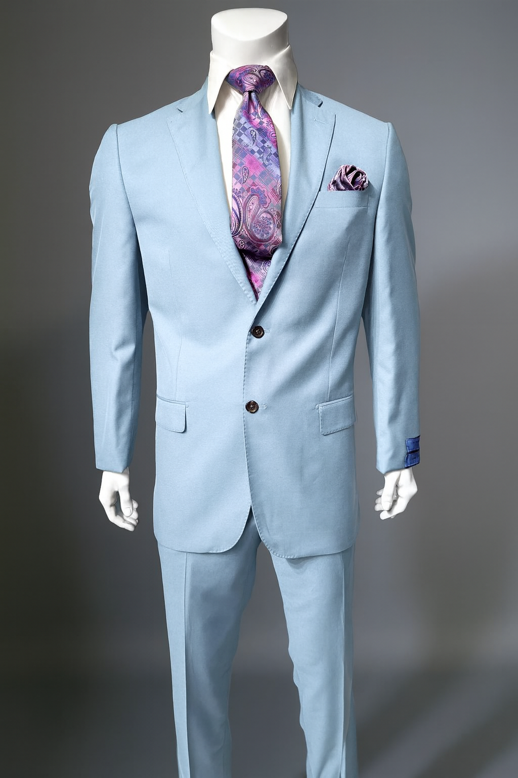 A mannequin showcases the CAVELLI Cavellini Uomo Dolcetto MODERN FIT Suit 6667/14—light blue two-piece suit with white shirt, purple paisley tie, and pocket square—ideal for stylish office wear against a plain background.