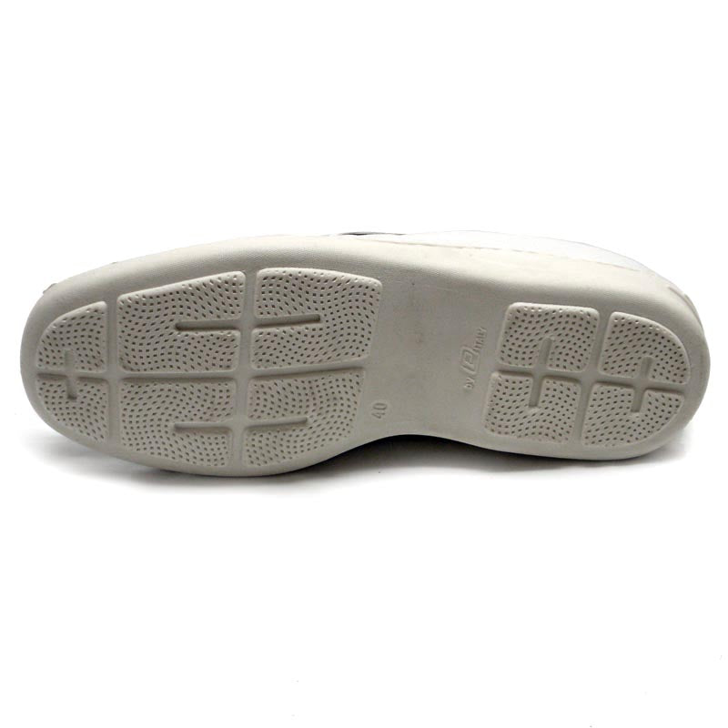 Pinoso’s P-5202 Paco White Leather Slip-on Loafer, crafted in Spain, features stitched detailing and is shown on a plain white background.