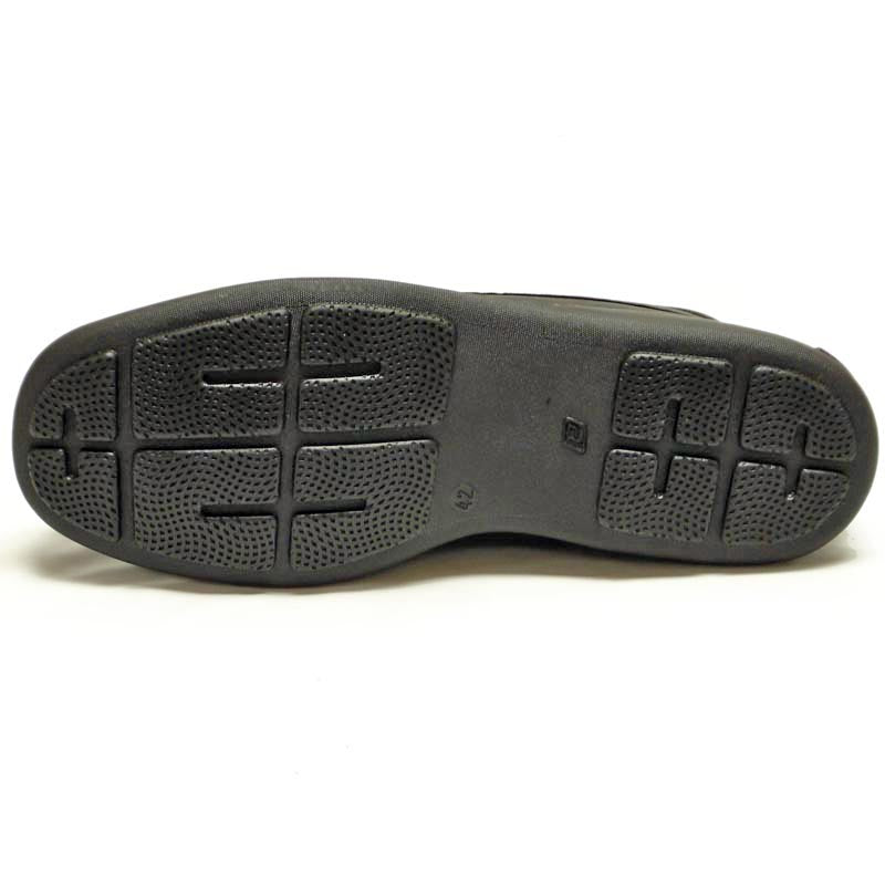 The P-5422 Paco Black Leather Lace Up by Pinoso's features handcrafted comfort, rounded toes, and thick rubber soles—a classic men's shoe made in Spain.