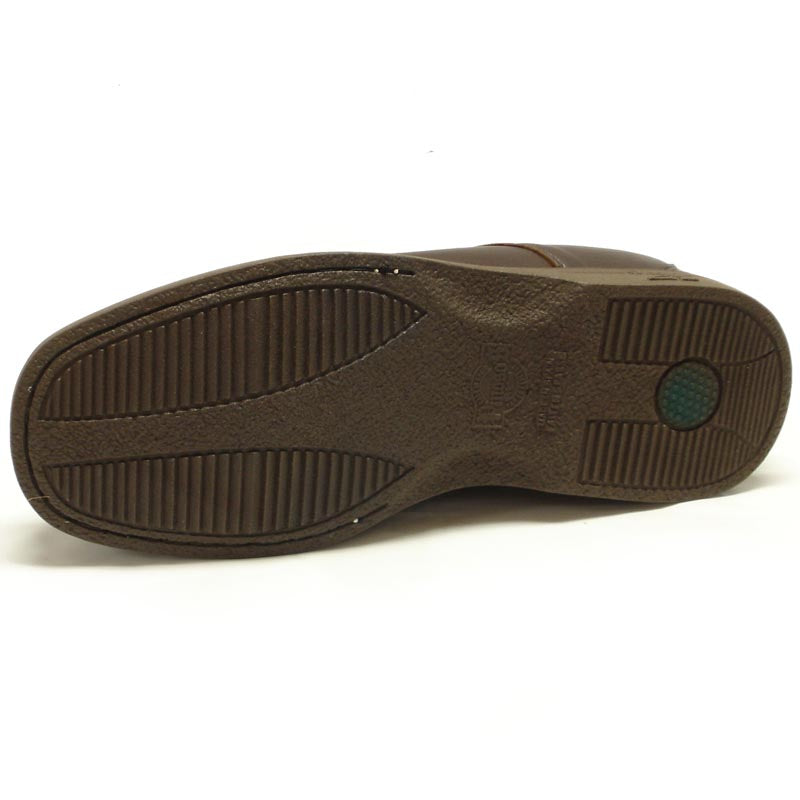 The Pinoso's P-5605-668 brown leather lace-up men's shoes, crafted in Spain with stitched detailing, are shown on a white background.