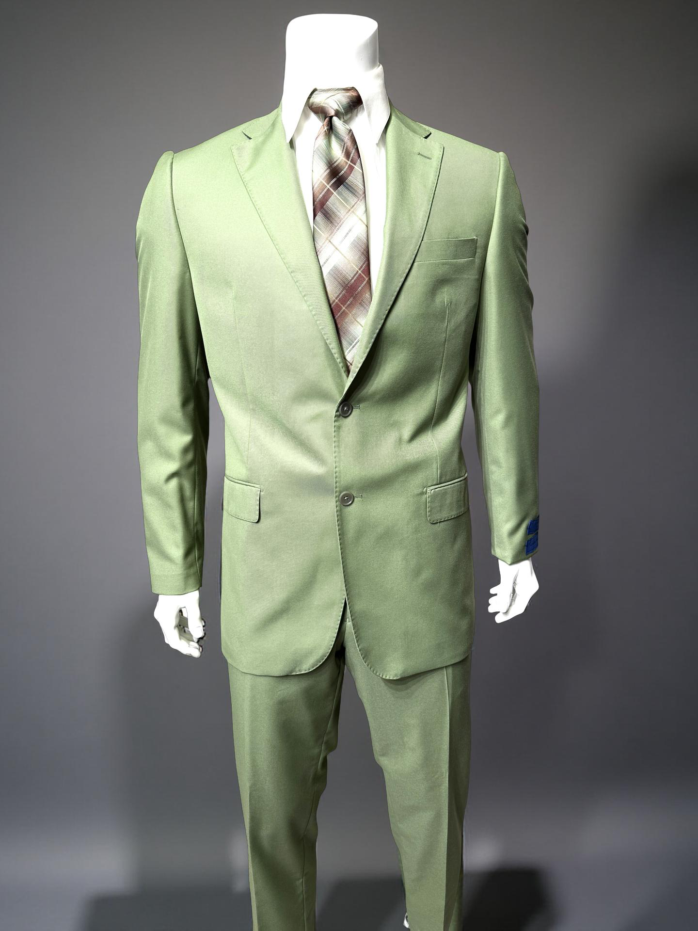 A mannequin showcases the CAVELLI Cavellini Uomo Dolcetto MODERN FIT Suit 6667/34 in light green with matching jacket and trousers, paired with a plaid tie and white shirt, set against a gray background—ideal for modern office wear.