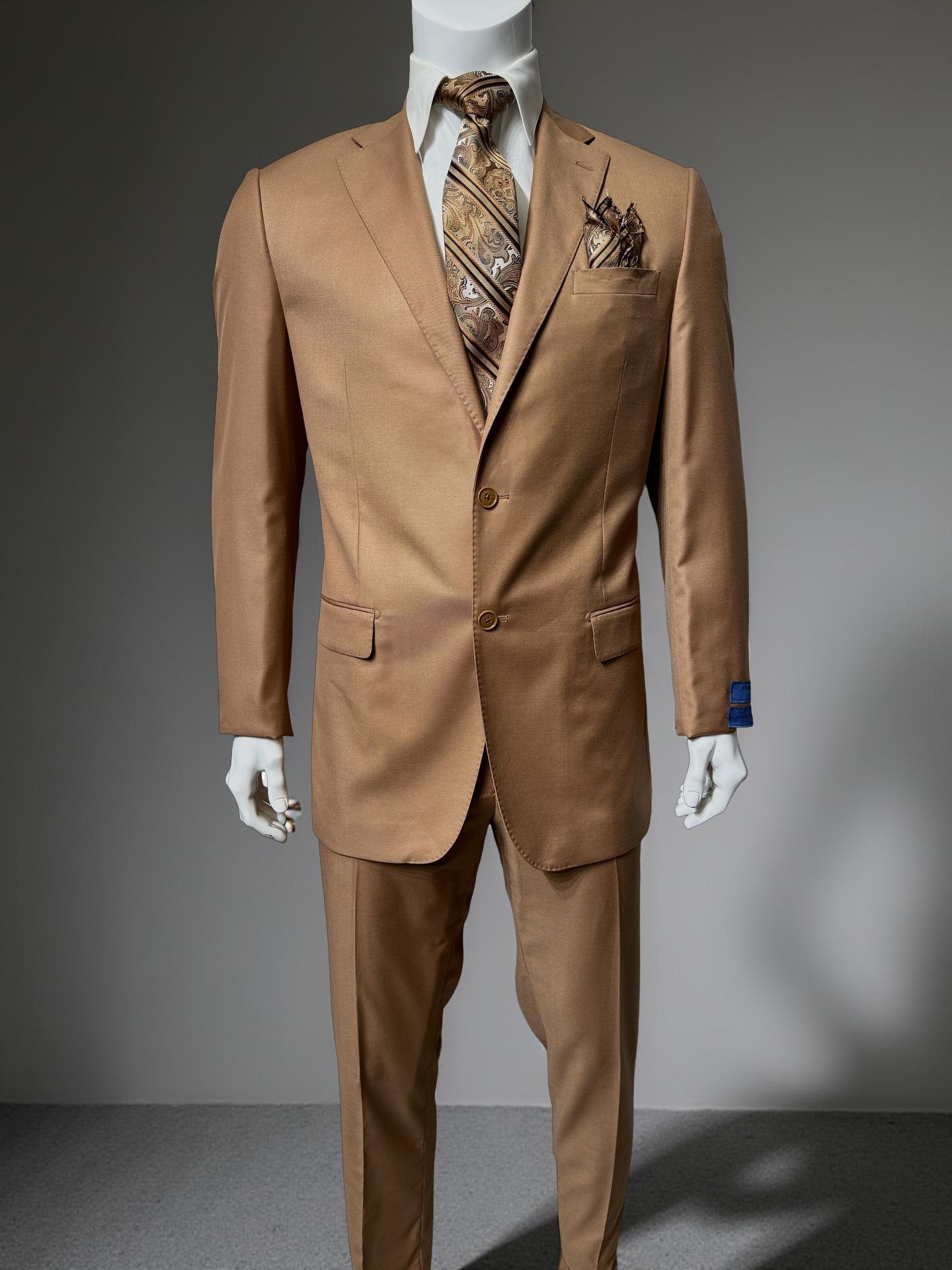 The CAVELLI Cavellini Uomo Dolcetto MODERN FIT Suit 6667/46 is displayed on a mannequin, paired with a brown and beige tie and pocket square, set against a gray background—ideal lightweight office wear.