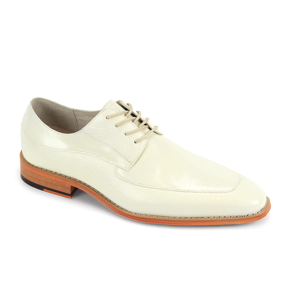 The Giovanni Asher Cream Leather Shoes by GIOVANNI feature smooth cream leather, a moc toe, laces, a low heel, and a tan sole, shown against a white background.