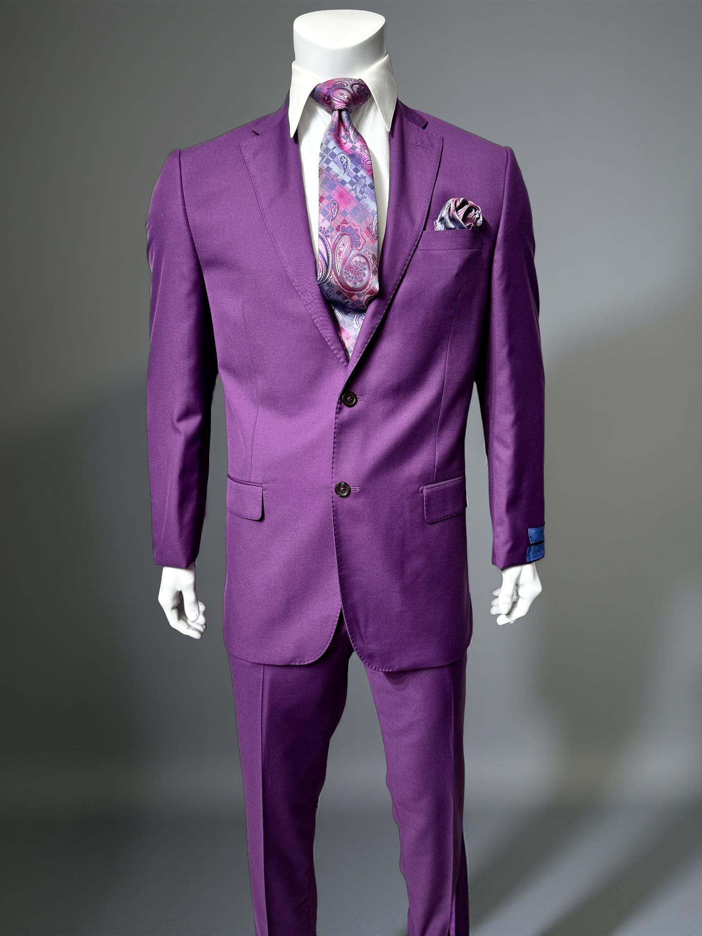 The CAVELLI Cavellini Uomo Dolcetto MODERN FIT Suit 6667/58 in purple is styled with a white dress shirt, paisley tie, and matching pocket square on a mannequin, offering lightweight comfort against a plain background.