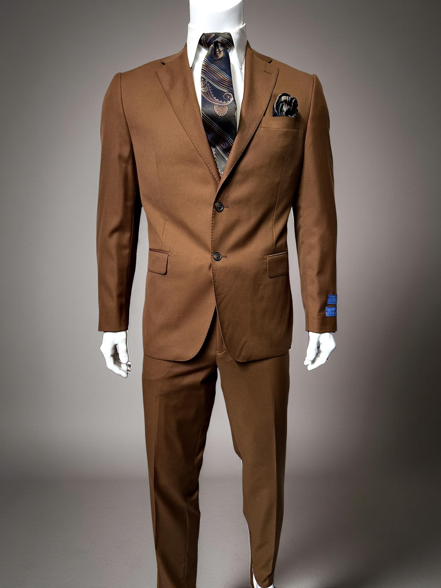 A male mannequin wears the Cavellini Uomo Dolcetto MODERN FIT Suit 6667/43 by CAVELLI, paired with a black and gold tie, white shirt, and black pocket square, displaying lightweight comfort and modern style against a plain gray background.