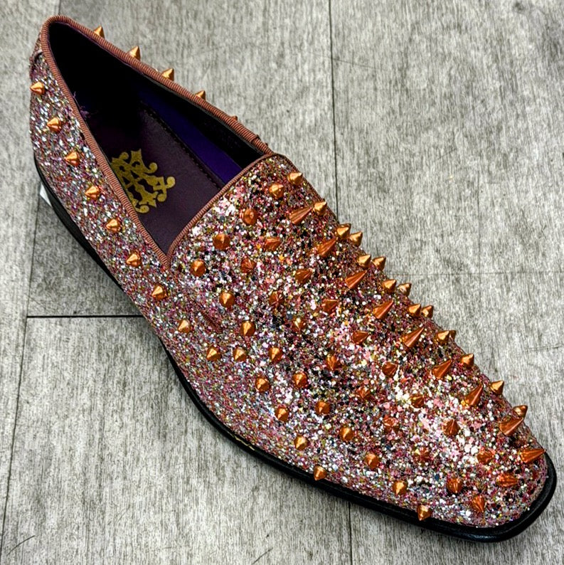 One shoe from the Exclusive Formal Dress Shoe Orange / Silver 6788 collection by UNIQUE DESIGN MENSWEAR, crafted from genuine leather and adorned with metallic spikes, rests elegantly on a light wooden floor.