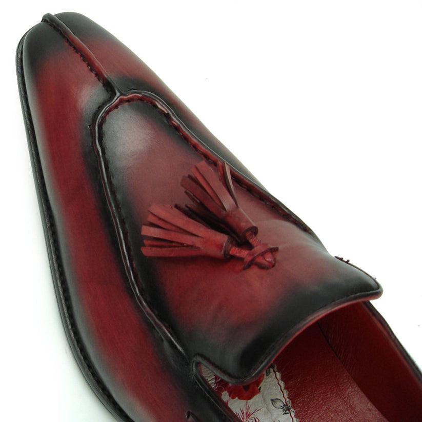 The FI-8701 Burgundy Encore by Fiesso is a handcrafted men’s loafer featuring rich burgundy leather with black accents, a tassel detail on the upper, and a low black heel—a true reflection of refined sophistication from Fiesso.
