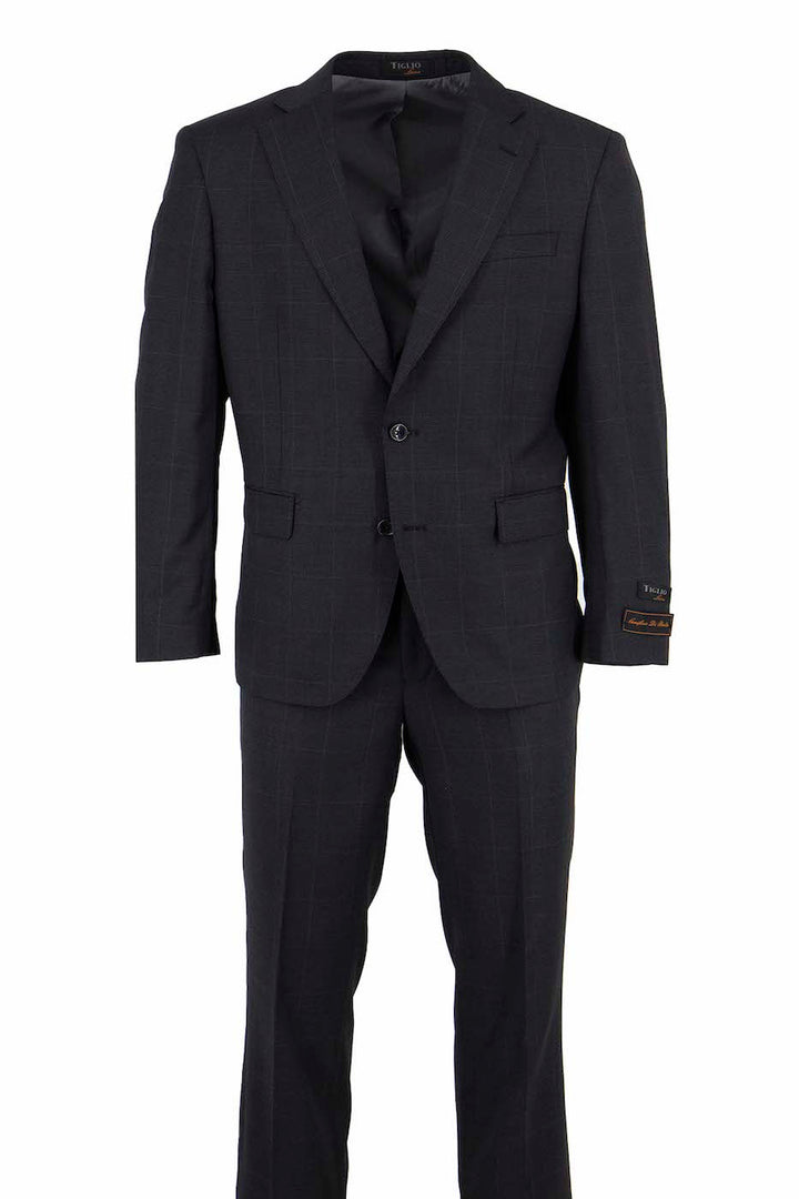 The Tiglio Luxe Dark Gray with Micro-Design Dolcetto Modern Fit Pure Wool Suit TL4081 is a stylish men’s two-piece by Tiglio Luxe, featuring a single-breasted blazer and matching trousers, shown on a white background.