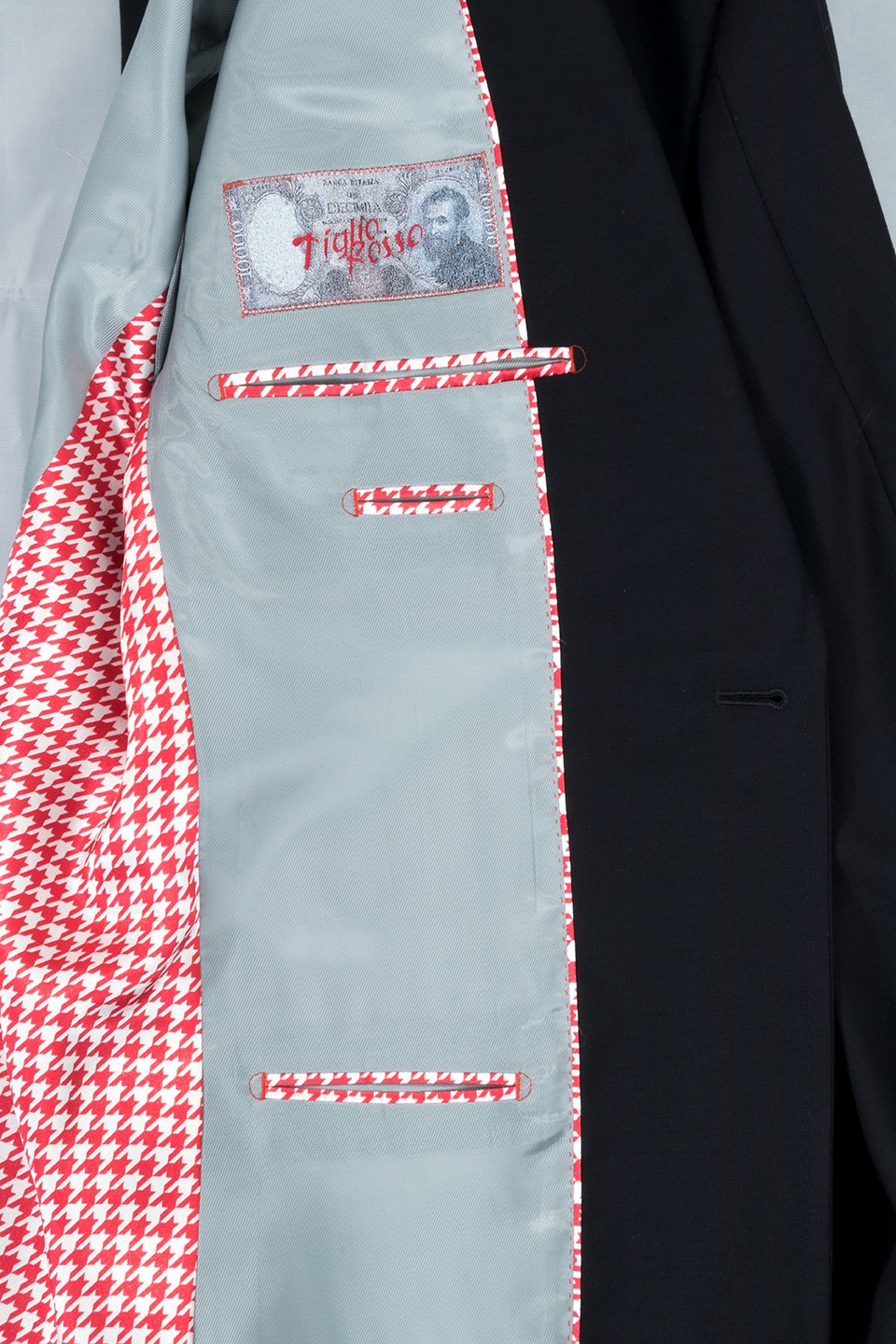 A navy Tiglio Rosso San Giovesse three-piece suit, crafted from 100% wool and styled with a white shirt and black tie on a mannequin, is displayed against a plain background.