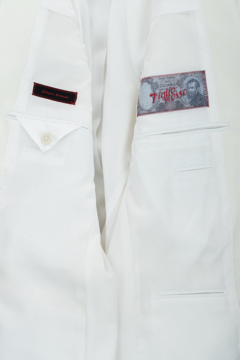 The Tiglio Rosso San Giovesse Off White tuxedo is a stunning ensemble featuring a matching vest and pink tie, pocket square, and boutonniere. Combining the refined elegance typical of three-piece suits, this tuxedo from Tiglio Rosso is perfect for making a stylish statement.