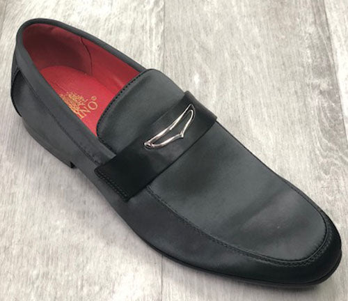 A single Exclusive Satin Formal shoe in solid black from UNIQUE DESIGN MENSWEAR, featuring a satin finish with a distinctive buckle on top, elegantly rests on a wooden floor.