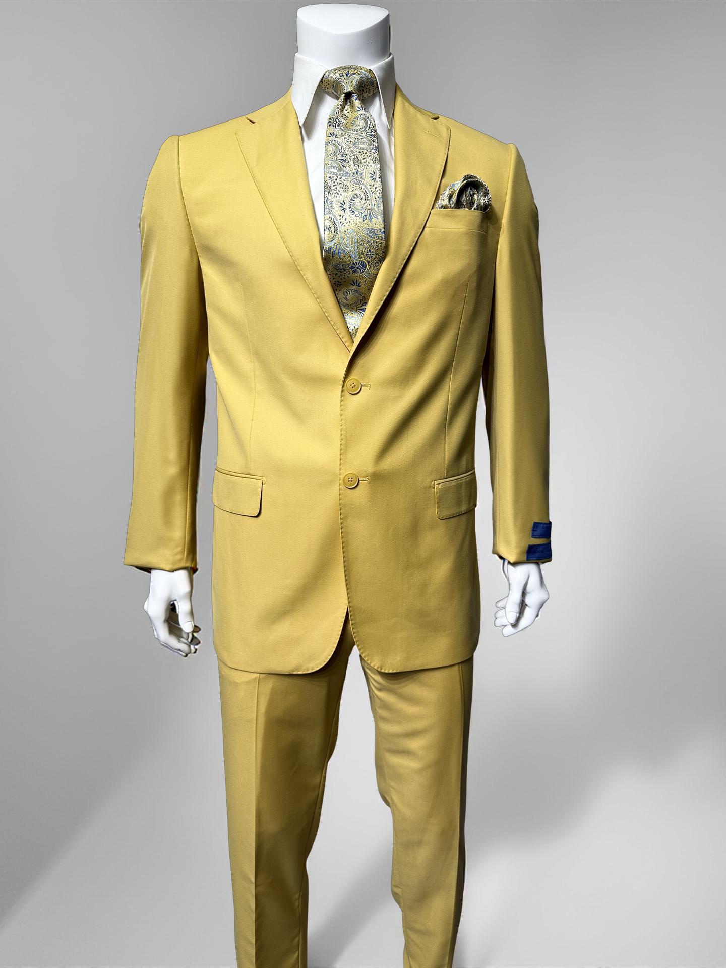 The CAVELLI Cavellini Uomo Dolcetto MODERN FIT Suit 6667/25 in yellow features matching pants, a white shirt, and a paisley tie displayed on a mannequin against a plain background for lightweight comfort.