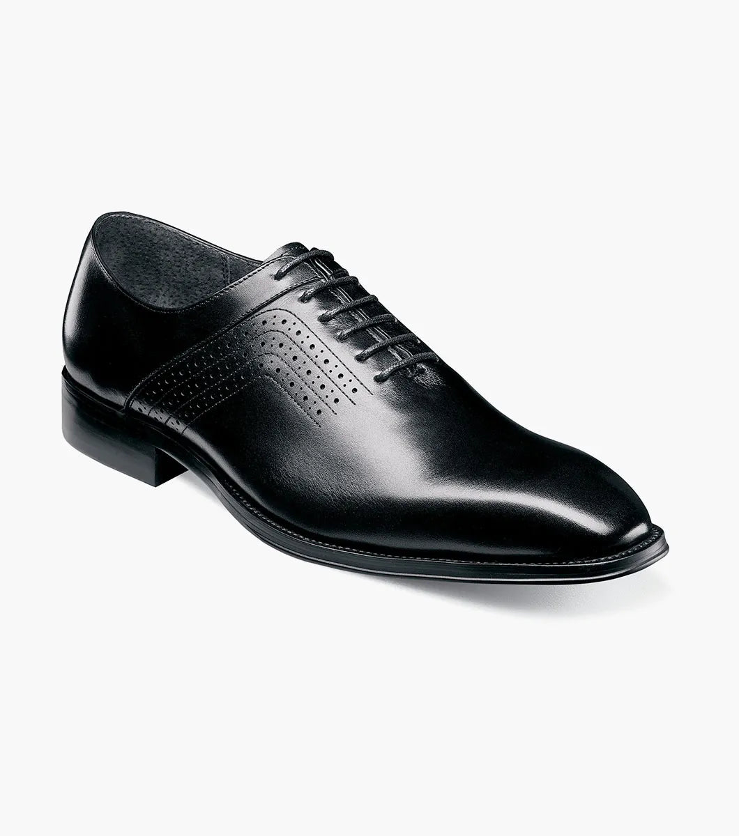 The STACY ADAMS Halloway Plain Toe Oxford in black (25585-001) features a lace-up design and side perforations. This stylish leather dress shoe offers timeless sophistication, shown against a plain white background.