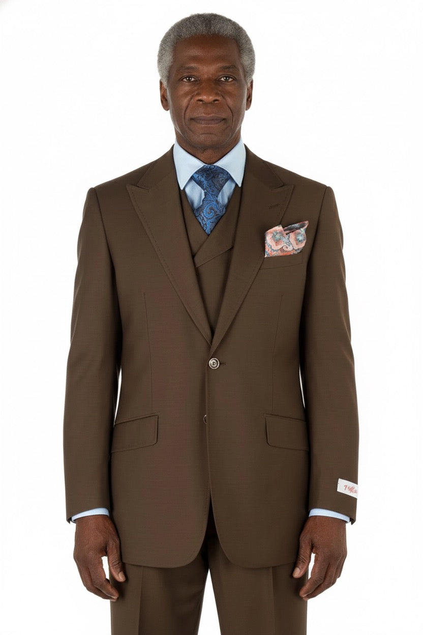 The mannequin showcases a Tiglio Rosso San Giovesse Tobacco three-piece suit, crafted from 100% wool, paired with a blue patterned tie and a floral pocket square.