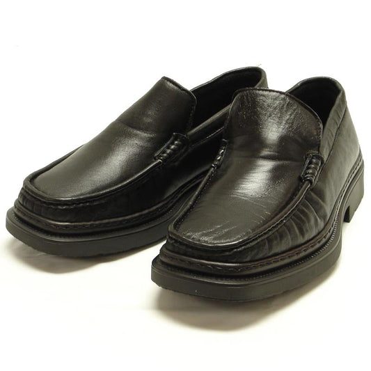 The P-4746 Belka Black Slip on Loafer by Pinoso's, handcrafted in Spain, features thick soles and premium leather for comfort. The men's shoes are shown side by side on a white background.
