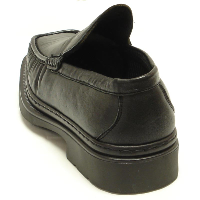 The P-4746 Belka Black Slip on Loafer by Pinoso's, handcrafted in Spain, features thick soles and premium leather for comfort. The men's shoes are shown side by side on a white background.