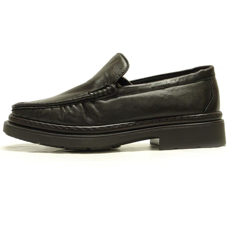 The P-4746 Belka Black Slip on Loafer by Pinoso's, handcrafted in Spain, features thick soles and premium leather for comfort. The men's shoes are shown side by side on a white background.