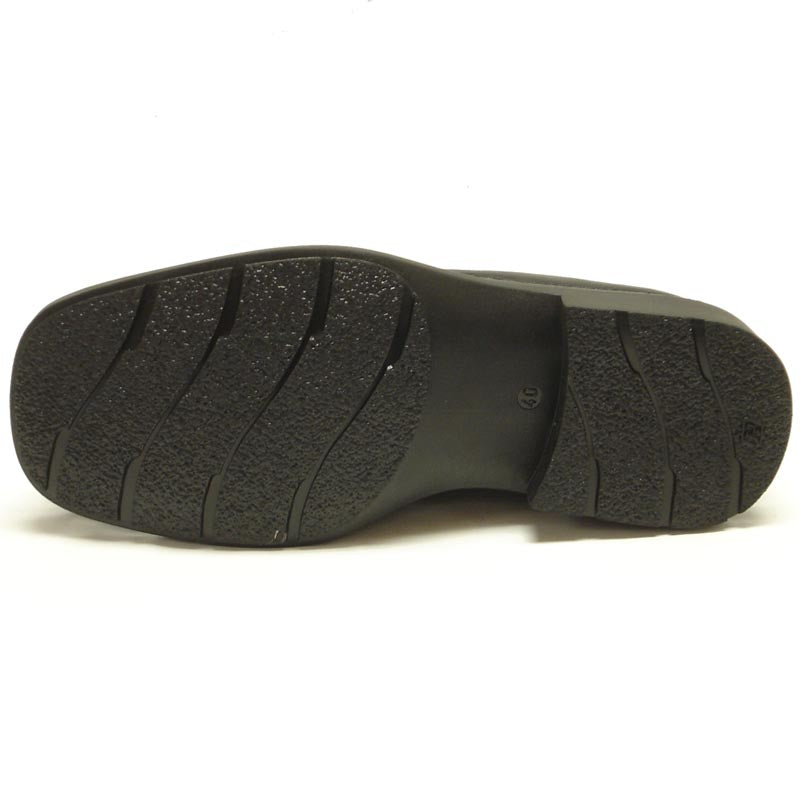 The P-4746 Belka Black Slip on Loafer by Pinoso's, handcrafted in Spain, features thick soles and premium leather for comfort. The men's shoes are shown side by side on a white background.