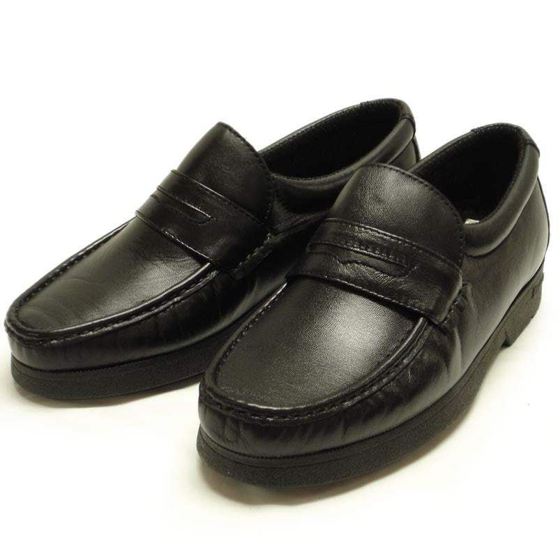 Pinoso's P-4804-628 Black Slip on Penny Loafer, made in Spain, features soft Nappa leather, low heels, and rounded toes. Brand new, men's shoes shown on a white background.