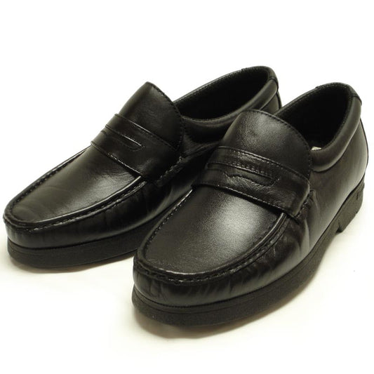Pinoso's P-4804-628 Black Slip on Penny Loafer, made in Spain, features soft Nappa leather, low heels, and rounded toes. Brand new, men's shoes shown on a white background.