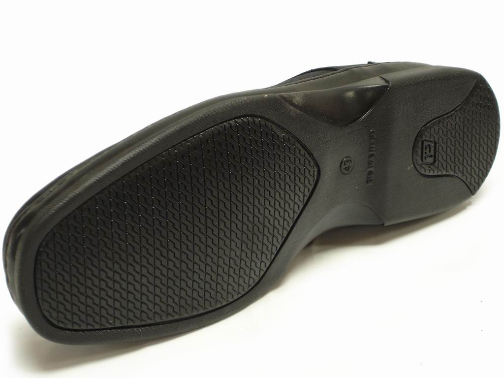 The Pinoso's P-5059 Pantera Black Lace Up, handcrafted in Spain, features black leather with visible stitching and classic lace-up design, shown on a white background.