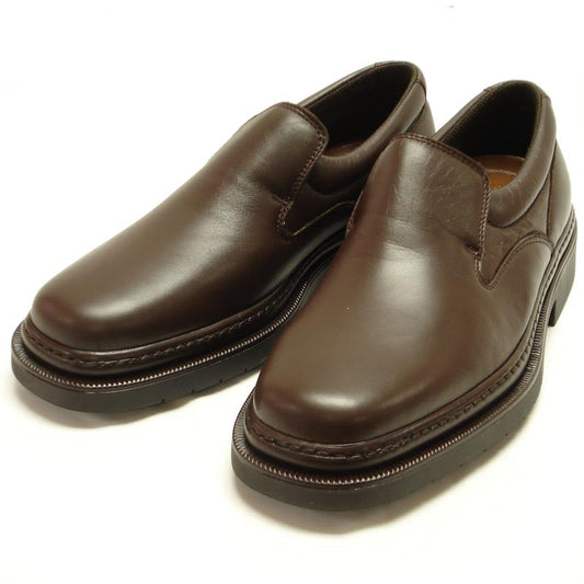 The Pinoso's P-5061 Belka Brown Slip On Loafer for men, made in Spain, features Nappa leather, rounded toes, and thick stitched soles, shown on a white background.