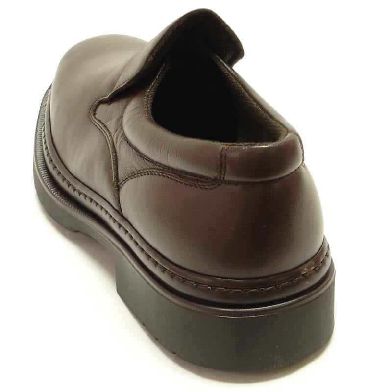 The Pinoso's P-5061 Belka Brown Slip On Loafer for men, made in Spain, features Nappa leather, rounded toes, and thick stitched soles, shown on a white background.