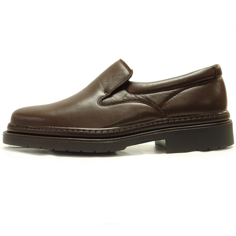 The Pinoso's P-5061 Belka Brown Slip On Loafer for men, made in Spain, features Nappa leather, rounded toes, and thick stitched soles, shown on a white background.