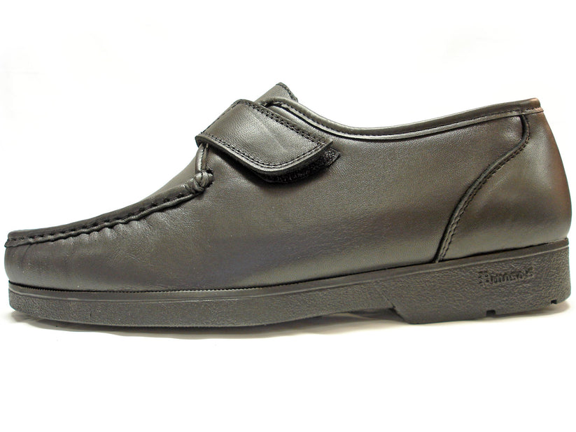 The Pinoso's P-5203-628 Black Leather Velcro Strap shoes for men, handcrafted in Spain, feature stitching details and rubber soles for comfort, shown on a white background.
