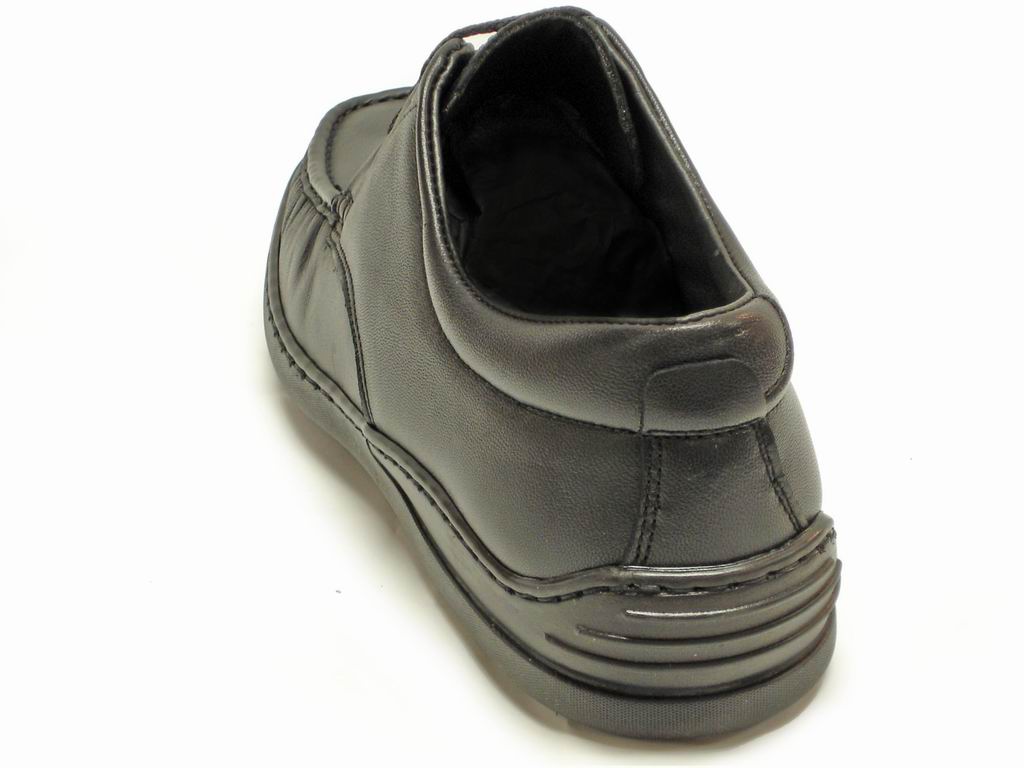 The P-5282 Paco Black Leather Lace-up by Pinoso’s offers handcrafted comfort and timeless style with visible stitching, rounded toes, and premium nappa leather, all made in Spain.