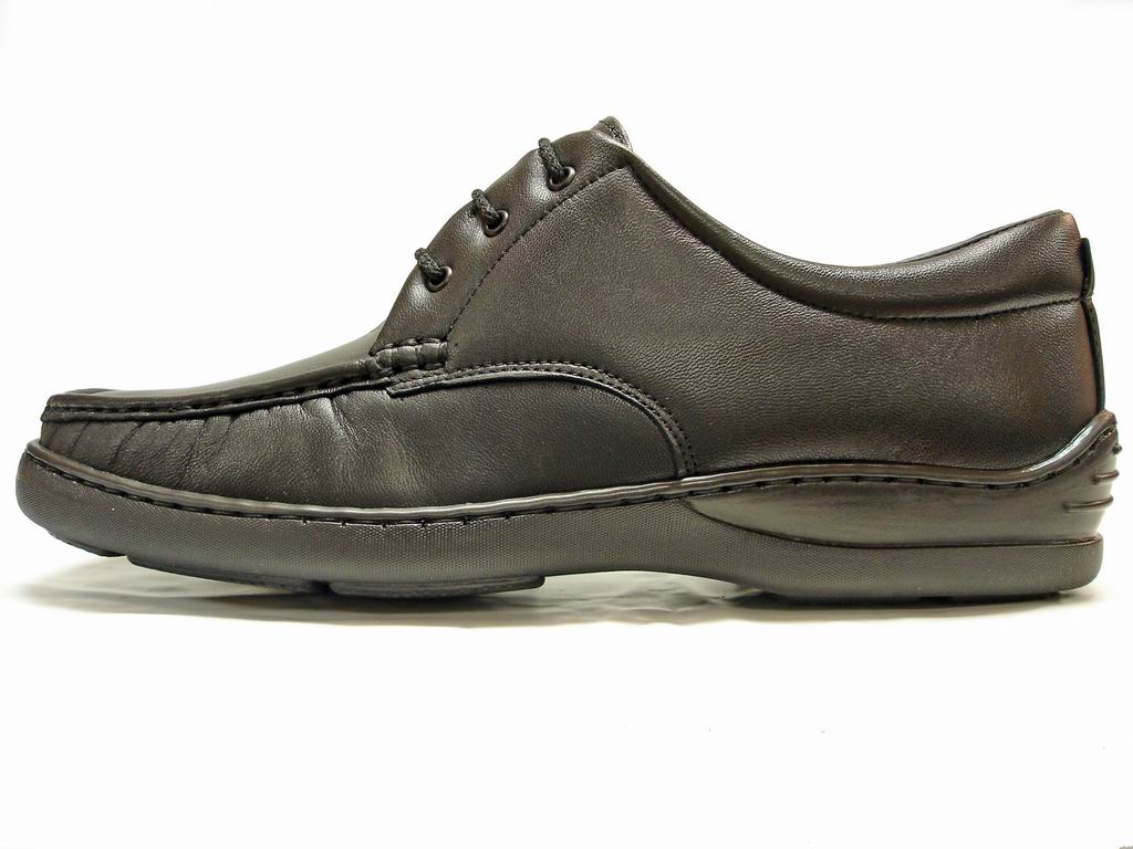 The P-5282 Paco Black Leather Lace-up by Pinoso’s offers handcrafted comfort and timeless style with visible stitching, rounded toes, and premium nappa leather, all made in Spain.