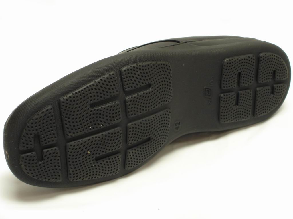 The P-5282 Paco Black Leather Lace-up by Pinoso’s offers handcrafted comfort and timeless style with visible stitching, rounded toes, and premium nappa leather, all made in Spain.