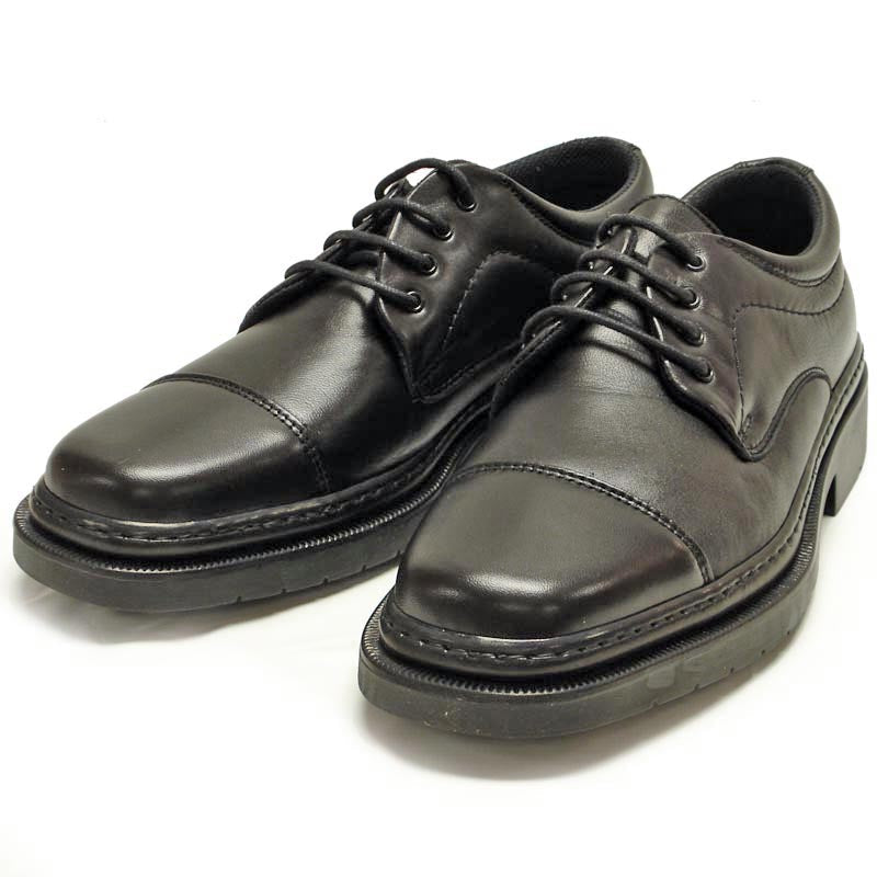 The P-5285 Belka by Pinoso's are black leather lace-up cap toe men’s shoes with thick rubber soles, handcrafted in Spain, shown side by side on a white background.