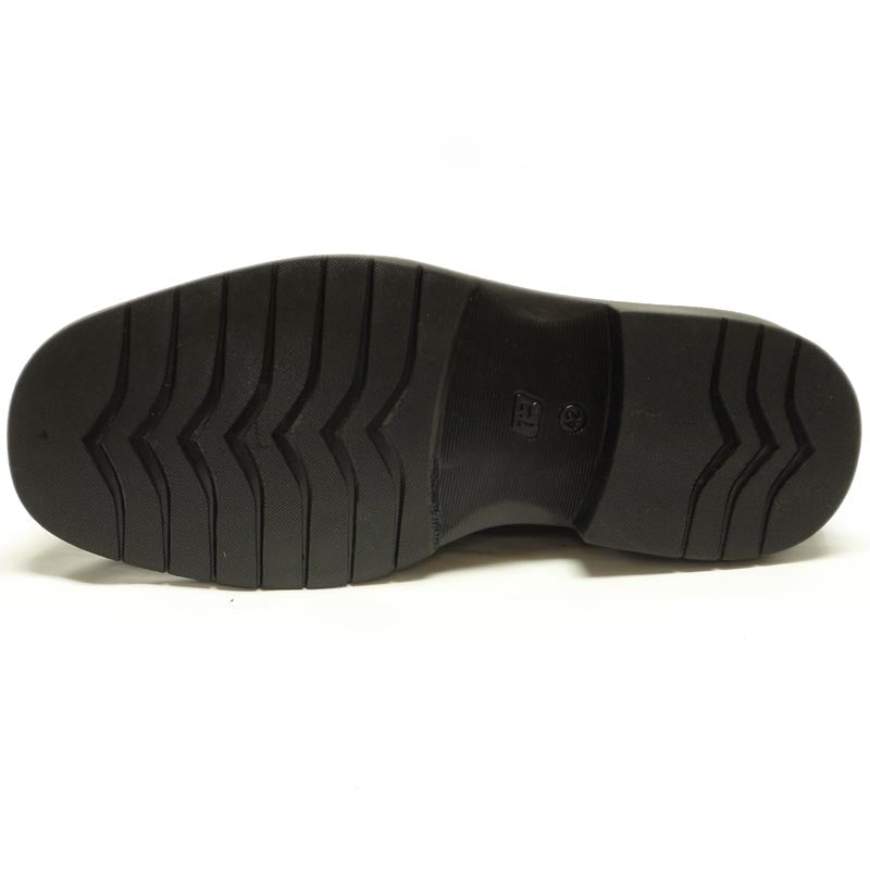 The P-5285 Belka by Pinoso's are black leather lace-up cap toe men’s shoes with thick rubber soles, handcrafted in Spain, shown side by side on a white background.