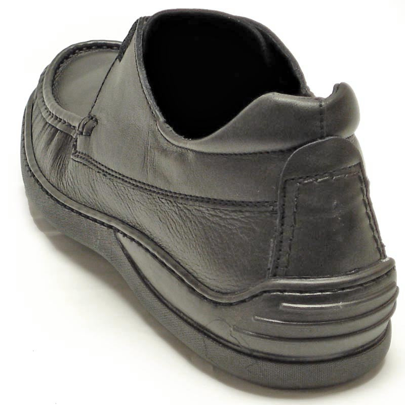 The P-5422 Paco Black Leather Lace Up by Pinoso's features handcrafted comfort, rounded toes, and thick rubber soles—a classic men's shoe made in Spain.