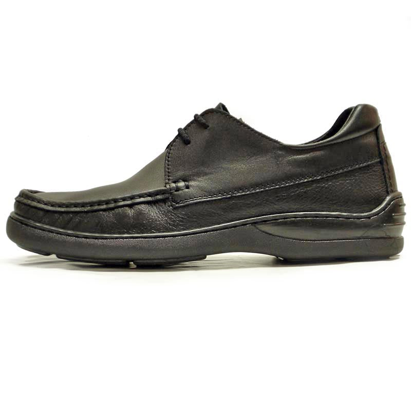 The P-5422 Paco Black Leather Lace Up by Pinoso's features handcrafted comfort, rounded toes, and thick rubber soles—a classic men's shoe made in Spain.