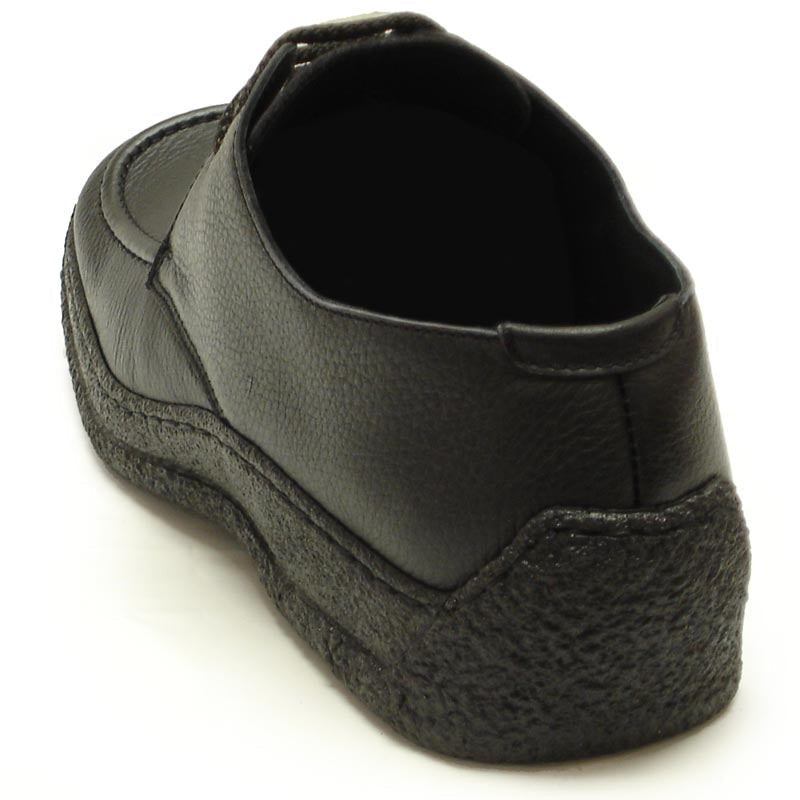 A pair of Pinoso’s P-5455 Javier Black Leather Lace Up Shoes, handmade in Spain with comfort features and textured rubber soles, shown on a white background.