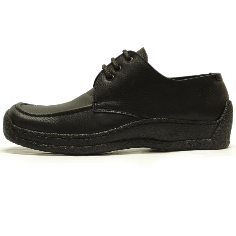 A pair of Pinoso’s P-5455 Javier Black Leather Lace Up Shoes, handmade in Spain with comfort features and textured rubber soles, shown on a white background.