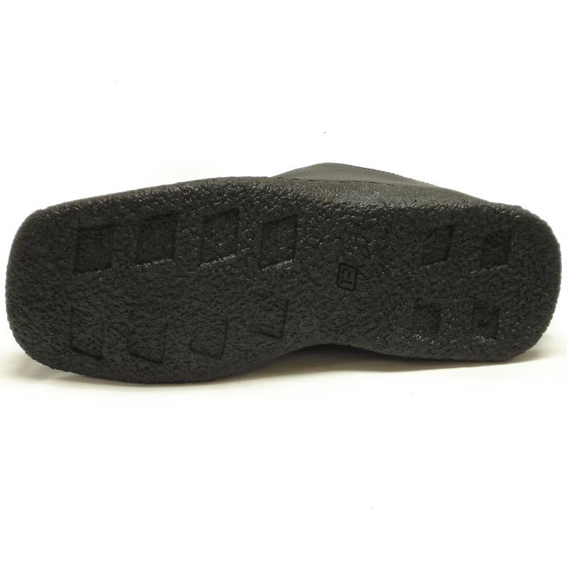 A pair of Pinoso’s P-5455 Javier Black Leather Lace Up Shoes, handmade in Spain with comfort features and textured rubber soles, shown on a white background.