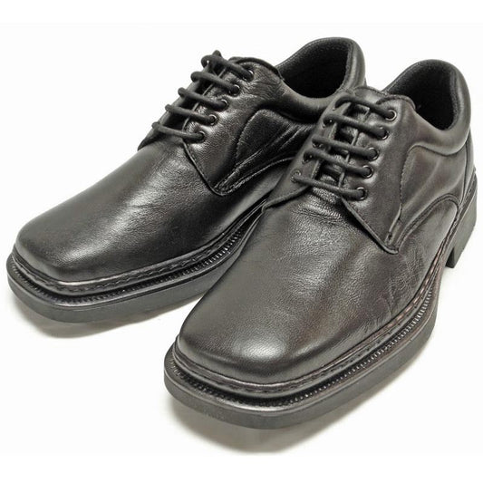 The Pinoso's P-5498 Goran Black Leather Lace-Up shoes, handcrafted in Spain, feature thick rubber soles for comfort and durability. Displayed on a white background, they showcase premium Spanish craftsmanship.