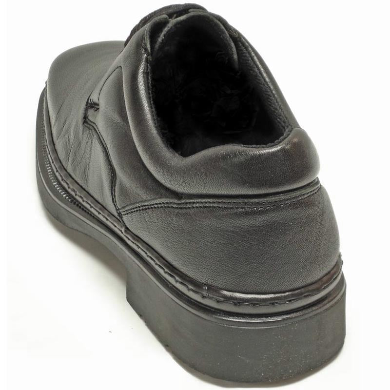 The Pinoso's P-5498 Goran Black Leather Lace-Up shoes, handcrafted in Spain, feature thick rubber soles for comfort and durability. Displayed on a white background, they showcase premium Spanish craftsmanship.