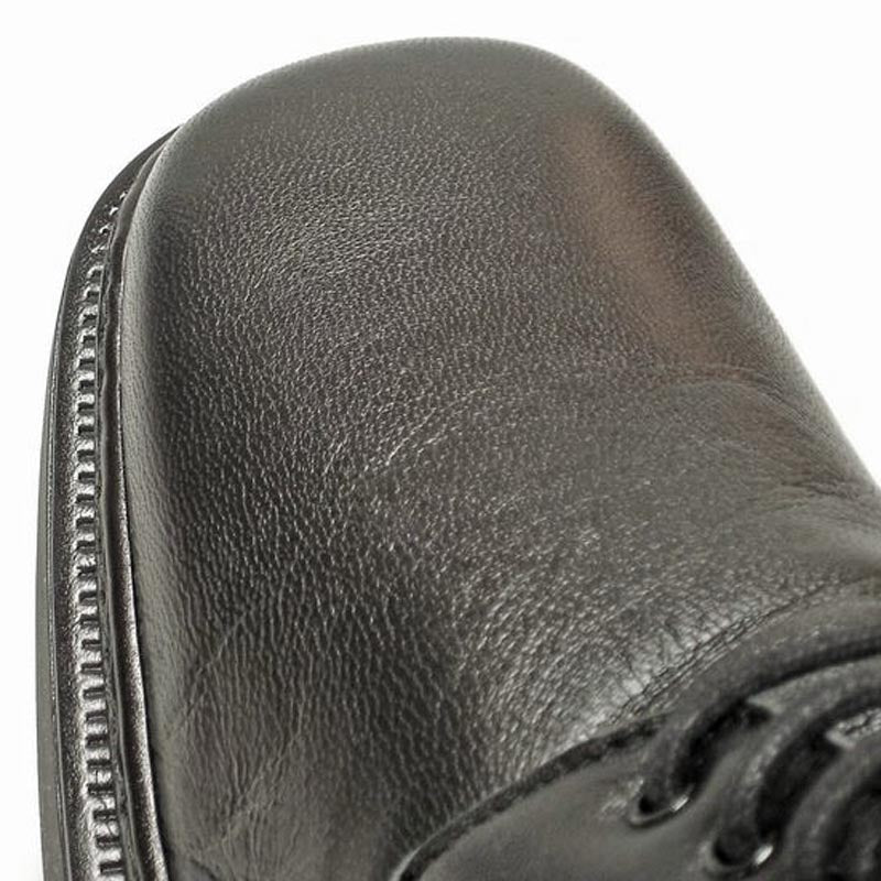 The Pinoso's P-5498 Goran Black Leather Lace-Up shoes, handcrafted in Spain, feature thick rubber soles for comfort and durability. Displayed on a white background, they showcase premium Spanish craftsmanship.