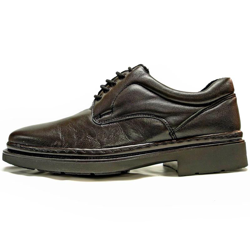 The Pinoso's P-5498 Goran Black Leather Lace-Up shoes, handcrafted in Spain, feature thick rubber soles for comfort and durability. Displayed on a white background, they showcase premium Spanish craftsmanship.