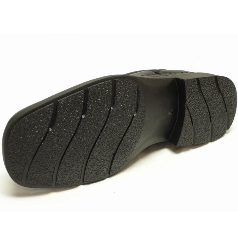The Pinoso's P-5498 Goran Black Leather Lace-Up shoes, handcrafted in Spain, feature thick rubber soles for comfort and durability. Displayed on a white background, they showcase premium Spanish craftsmanship.