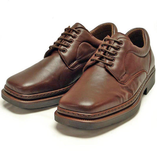 The Pinoso's P-5498 Goran Brown Leather Lace-Up Men's Shoes, handcrafted in Spain with thick rubber soles, are displayed on a white background.