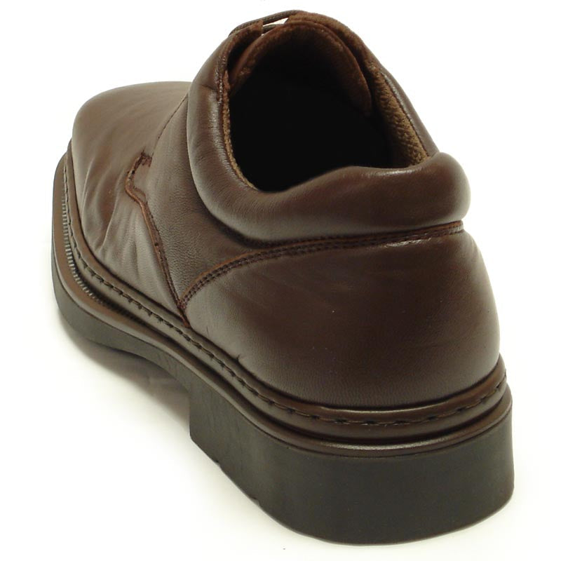 The Pinoso's P-5498 Goran Brown Leather Lace-Up Men's Shoes, handcrafted in Spain with thick rubber soles, are displayed on a white background.