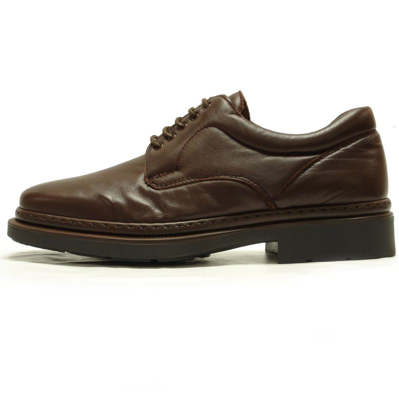 The Pinoso's P-5498 Goran Brown Leather Lace-Up Men's Shoes, handcrafted in Spain with thick rubber soles, are displayed on a white background.