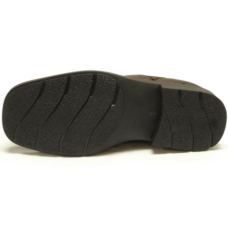 The Pinoso's P-5498 Goran Brown Leather Lace-Up Men's Shoes, handcrafted in Spain with thick rubber soles, are displayed on a white background.