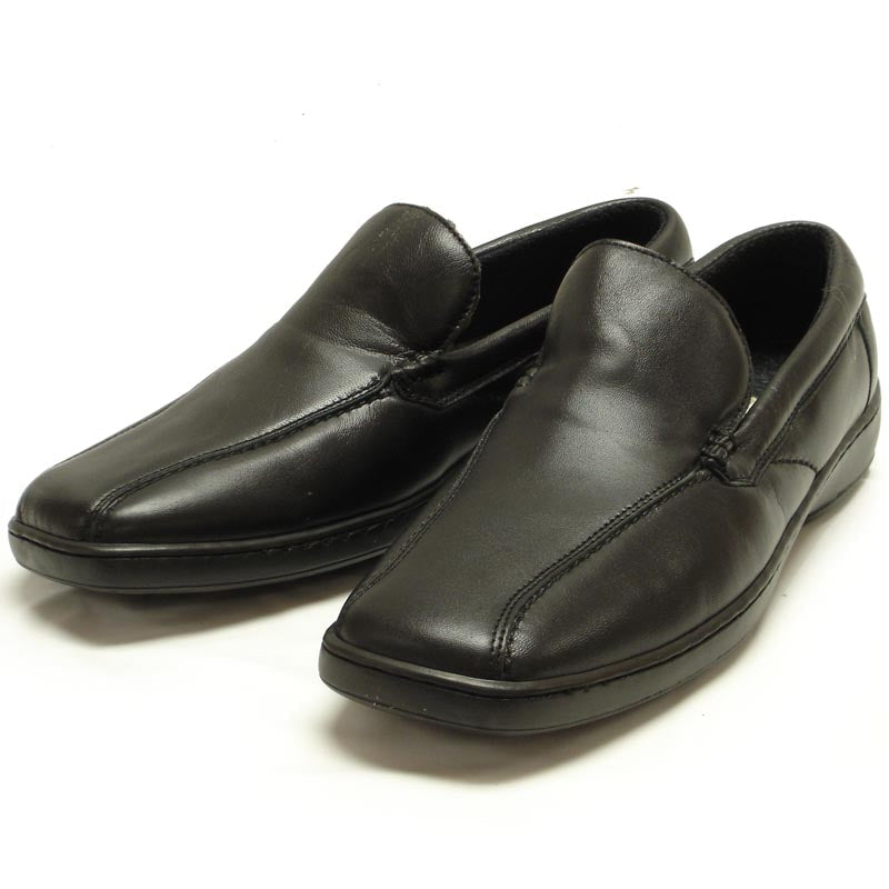 The Pinoso's P-5591 Jacobo Black Leather Slip-On Loafer for men features nappa leather and stitching details, offering handcrafted comfort. Made in Spain. Shown on a white background.