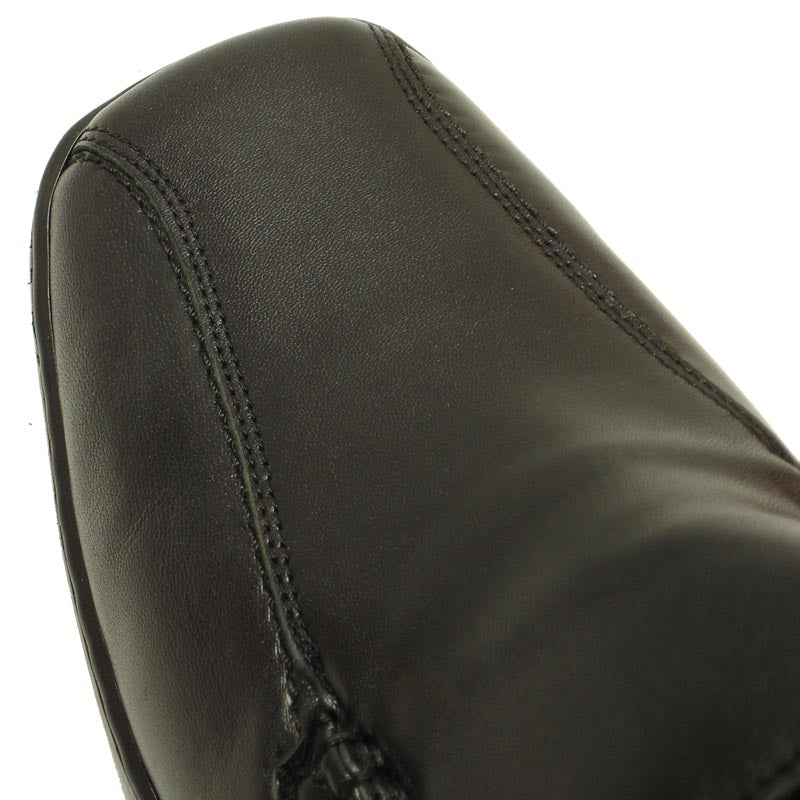 The Pinoso's P-5591 Jacobo Black Leather Slip-On Loafer for men features nappa leather and stitching details, offering handcrafted comfort. Made in Spain. Shown on a white background.